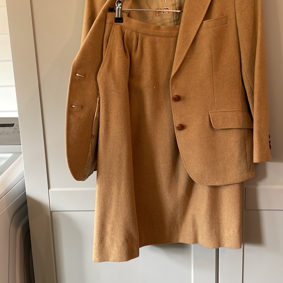 Jos.A Bank executive collection camel hair skirt and blazer suit set - Picture 4 of 10